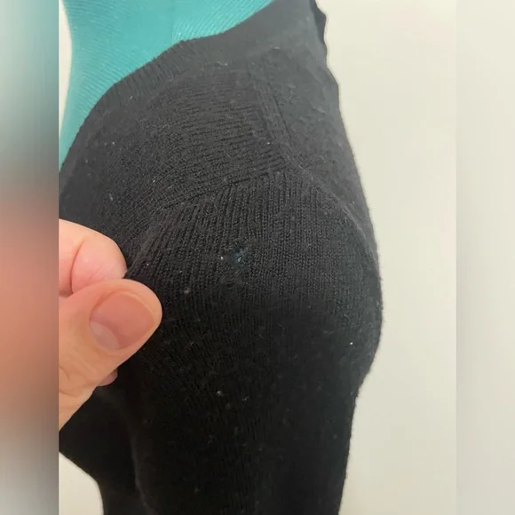 Banana Republic long sleeve v-neck black sweater - Picture 4 of 10